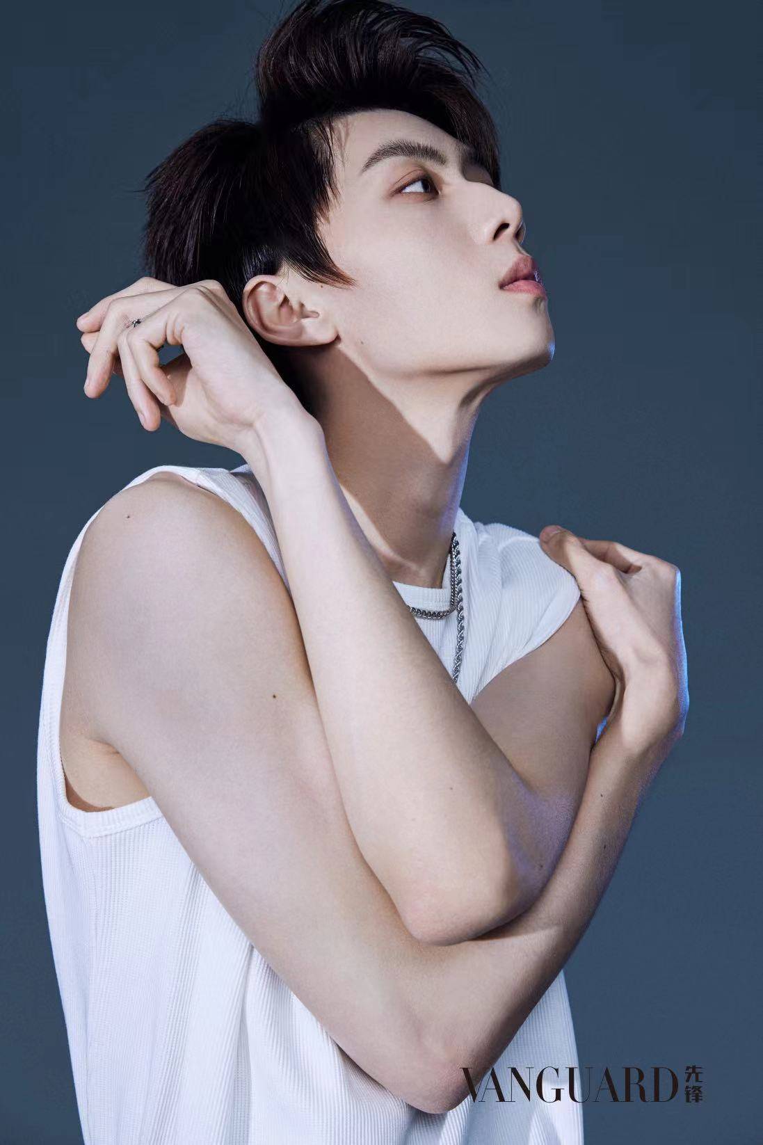 任宥纶杂志大片曝光多面风格彰显个性态度