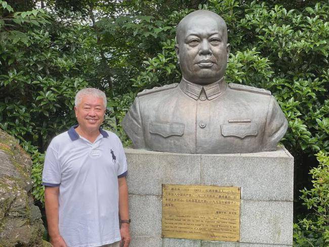 赖克游介绍,赖传珠雕像落成前,2001年其特意来到井冈山革命烈士陵园