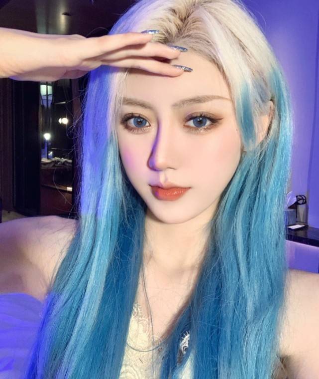 原创网红赵喵喵再晒纯素颜照虽然很美毫无瑕疵但和浓妆艳抹时完全像两