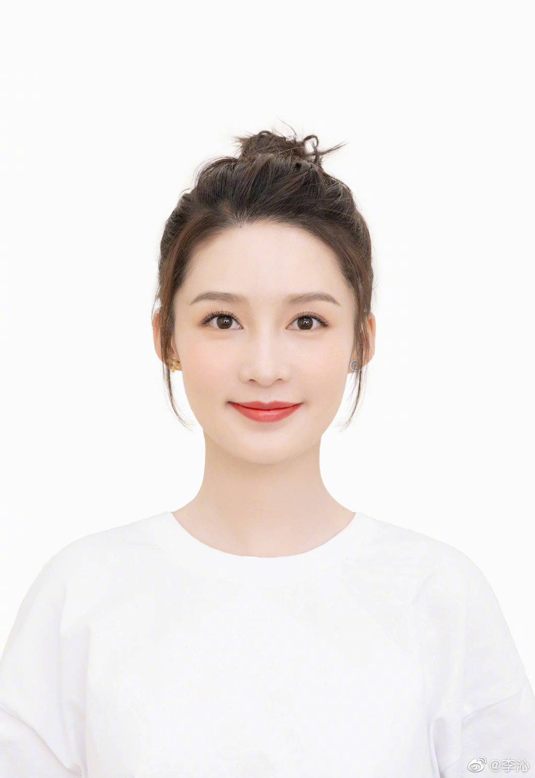 原创李沁晒证件照用耳环端水头像换成1半爱特1半繁花却忘了端手游