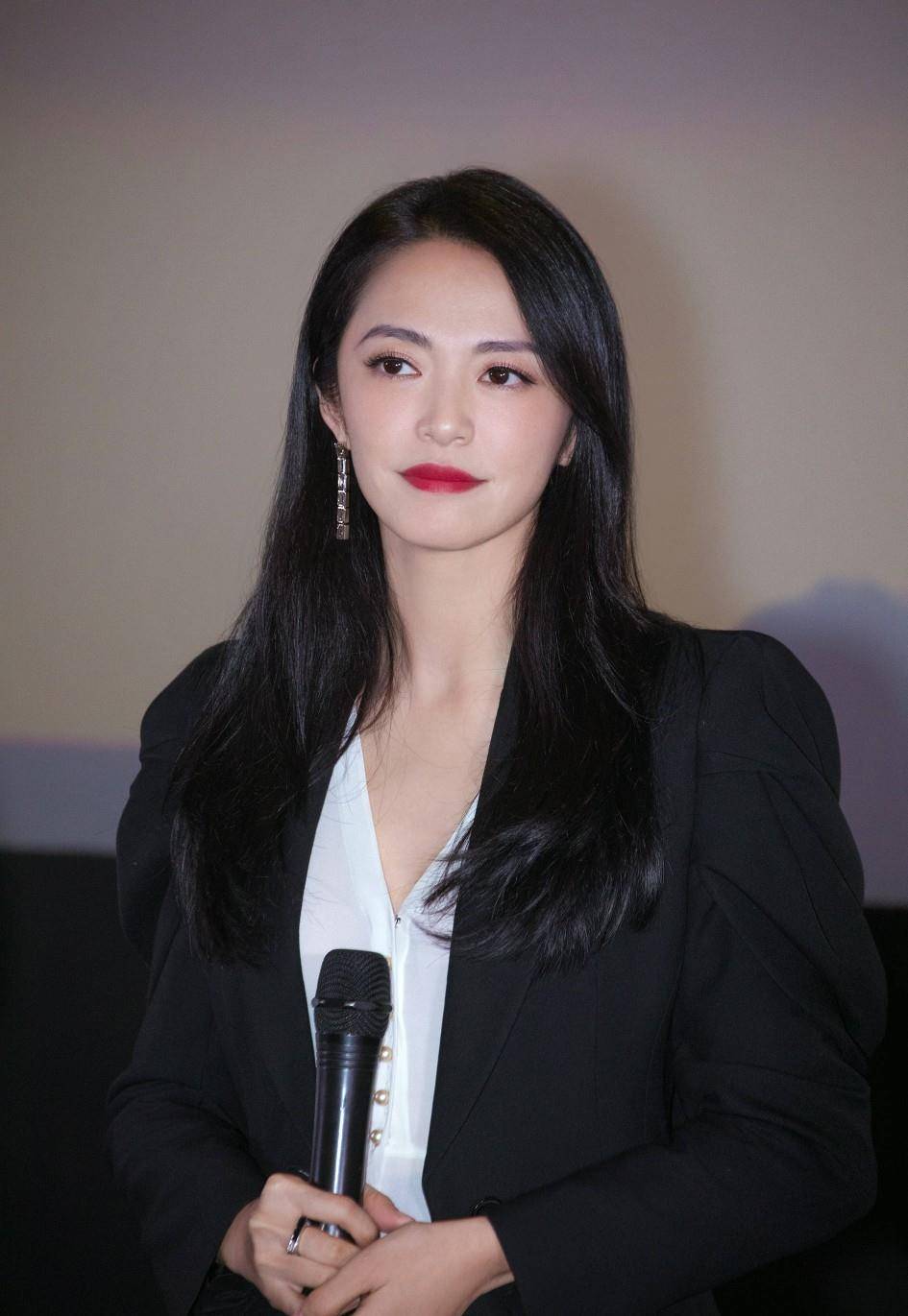 姚晨8岁儿子近照,身材高挑快到妈妈肩膀,小眼呆萌五官太像爸爸