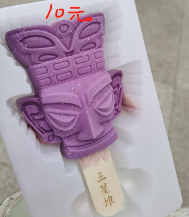 原创霍思燕带儿子旅游嗯哼打卡10元三星堆雪糕镜头下的双眼皮抢镜