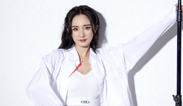 杨幂魏大勋穿同品牌服装后,男方再贴专属桃心疑示爱杨幂