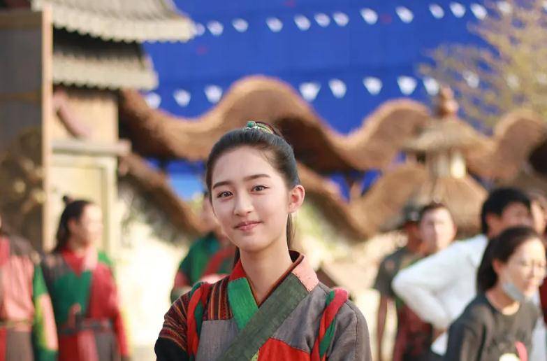 今年除了刚才提到的《风平浪静》和《少女佳禾》外,邓恩熙还搭档陈飞