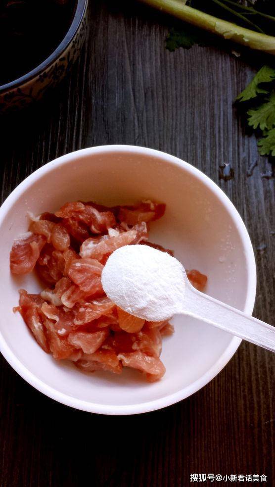 步骤1【烹饪过程】:拉皮1包(250g左右),猪里脊100g,木耳60g,胡萝卜1根