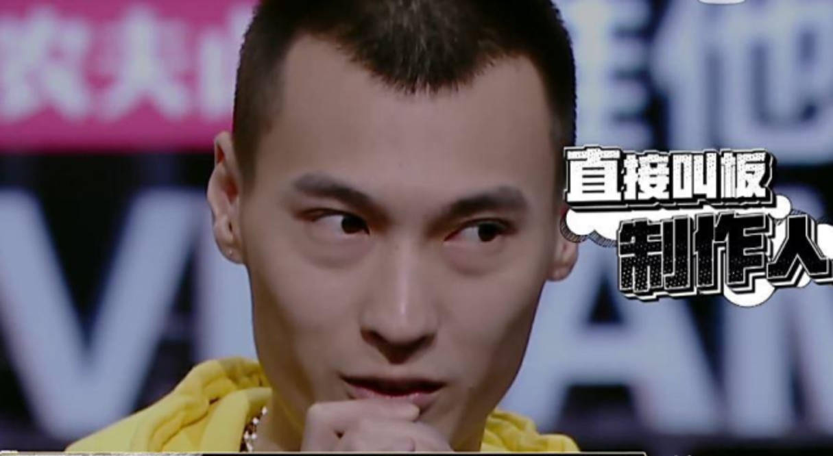 有网友认为这个神秘的小鲜肉疑似是说唱歌手ty(唐溢,但是ty回应说他
