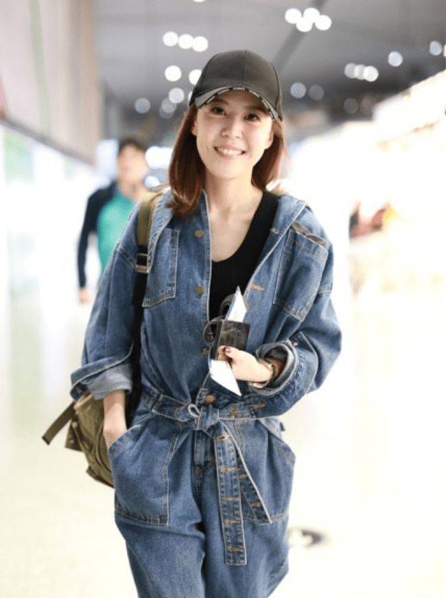 李金铭身材真挺好,牛仔连体裤穿出了"8字感",小蛮腰真够细的