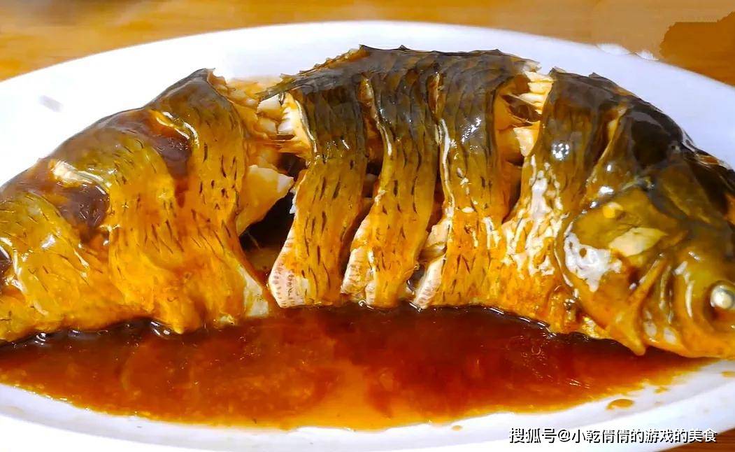 做法|把一整条鱼放进电饭锅里,头一次见这种做法,鱼肉出锅后满屋飘香!