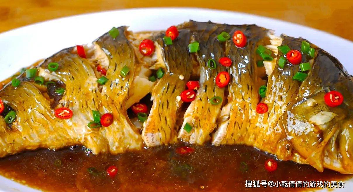做法|把一整条鱼放进电饭锅里,头一次见这种做法,鱼肉出锅后满屋飘香!