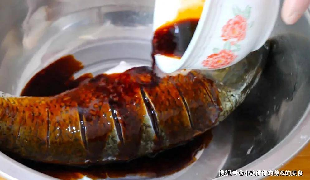 做法|把一整条鱼放进电饭锅里,头一次见这种做法,鱼肉出锅后满屋飘香!