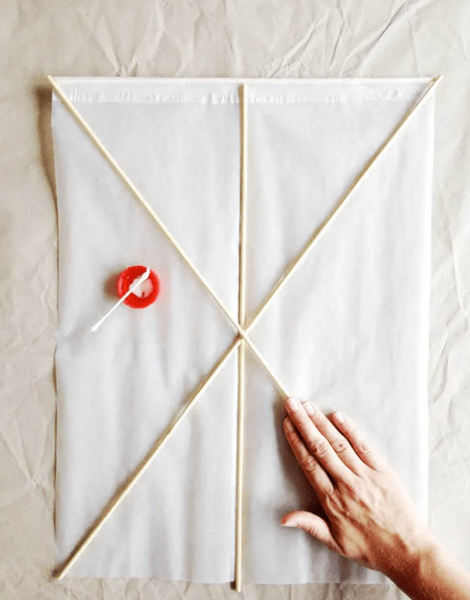 为风筝面粘贴上装饰.4.将绳子绑定好风筝.