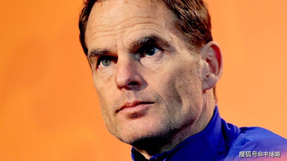 前场高位压迫的同时,用帕特里克-范安霍尔特和高后卫球员邓弗里斯两名