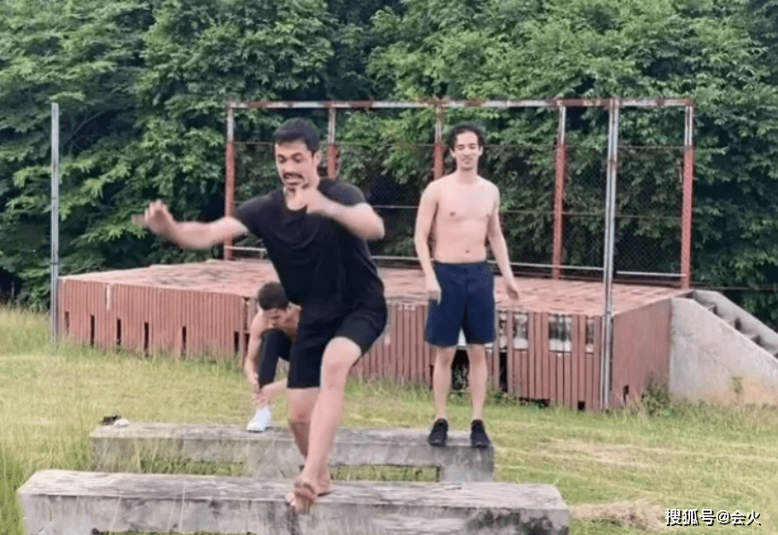 韦唯三个儿子野外聚会体格健硕,小儿子女友身材丰腴