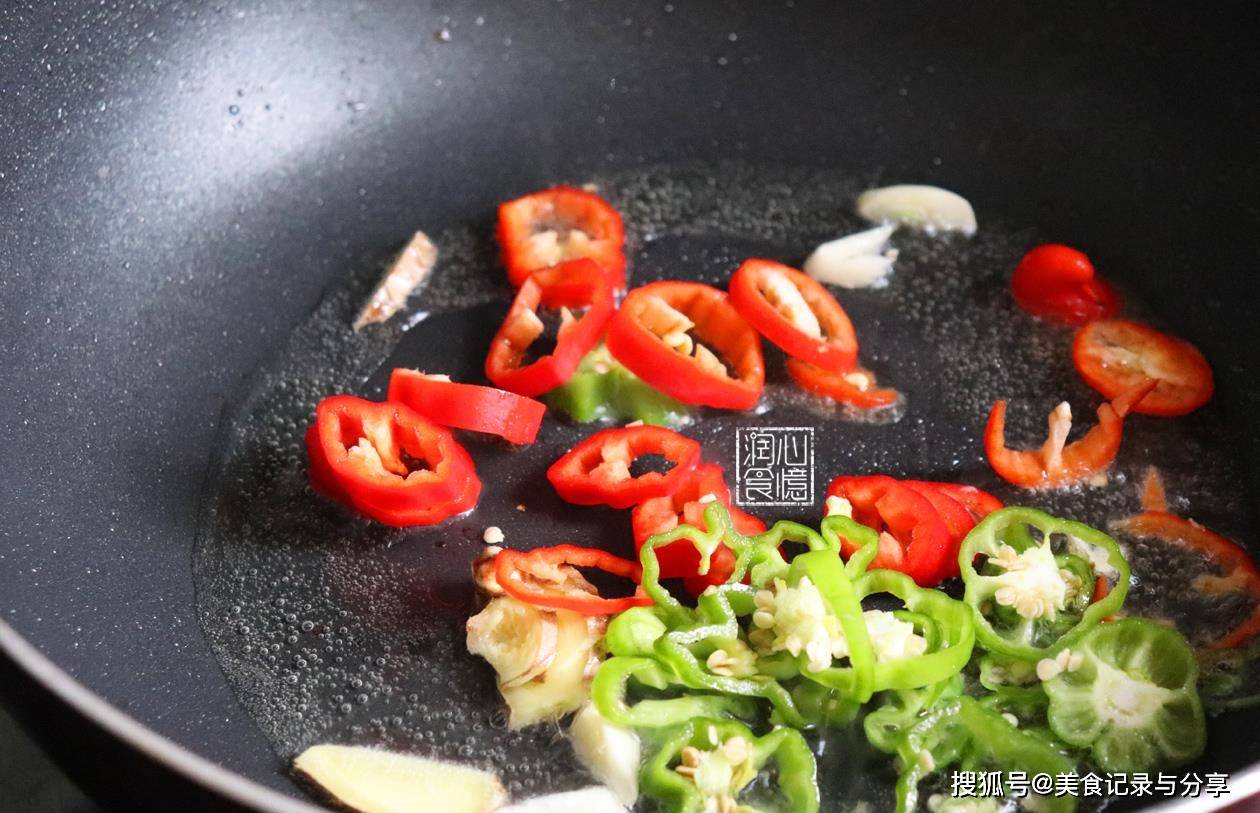 干锅鸡怎么炒好吃又简单 75673c7361c248ffaff124555c87ff9d.jpeg