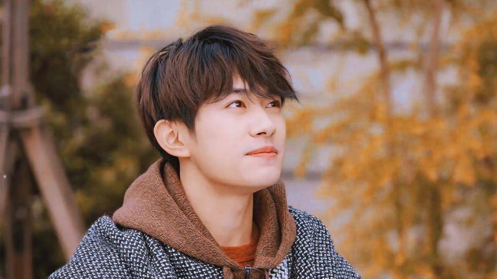 易烊千玺爸爸叫什么名 e9873858cdfd49a29affc60eadc950d2.jpeg