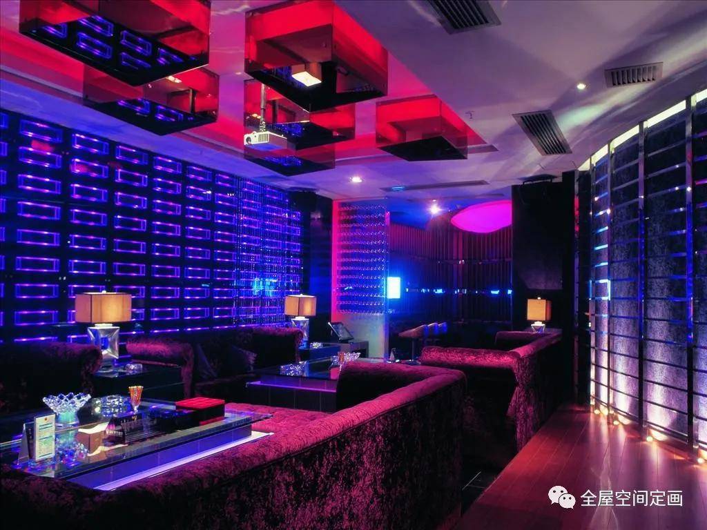 的新新人类,在淡淡水墨中彰显品位与格调;有时恰似一位温文尔雅的墨客