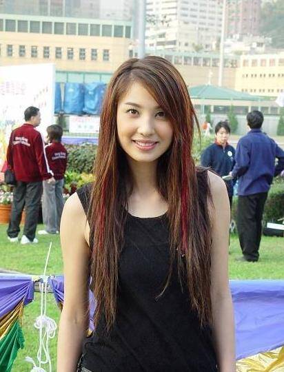 她的原名叫做郑列琼,曾改名为郑雅文,出道之后就沿用郑希怡这个艺名