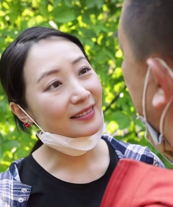 黄海波夫妻罕见同框,面对镜头大秀恩爱