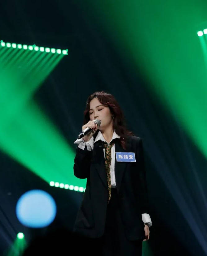 在6月11日第八期《谁是宝藏歌手》的节目中,房东的猫和陈婧霏组成"