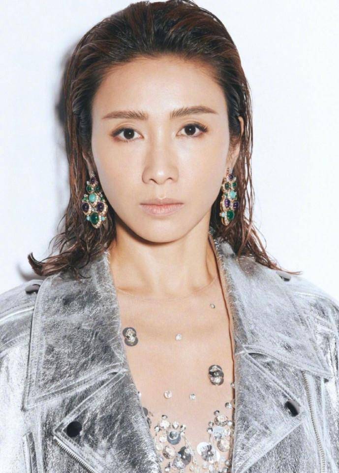 的黎姿,却应千亿媳妇徐子淇邀请,为时装杂志拍摄了2021年的首个封面