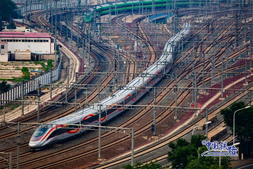 18时35分,从上海虹桥开往北京南的g18次复兴号智能