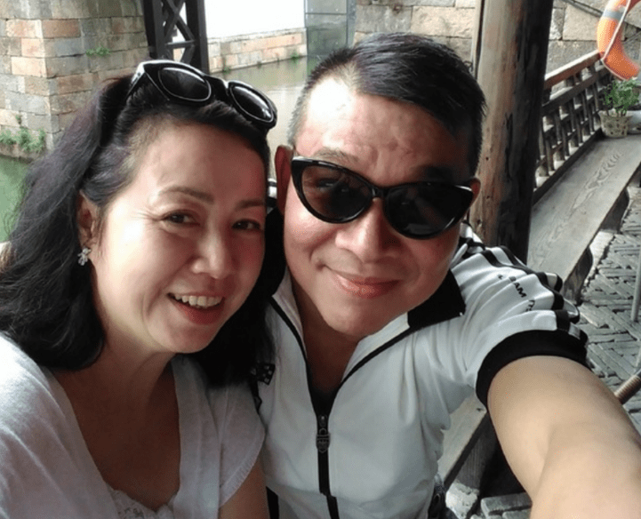 吴仪将在1996结束他的第一次婚姻,那时他和唐丽秋来自香港姐妹,已经