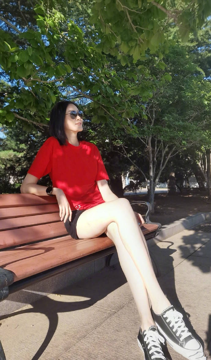 女排冠军40岁仍单身晒1米3大长腿白到反光曾与姚明传绯闻