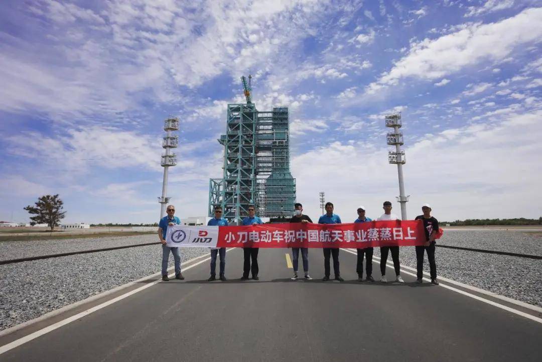 世界瞩目 与世界级流量同行 电动车诞生 超级品牌 小刀