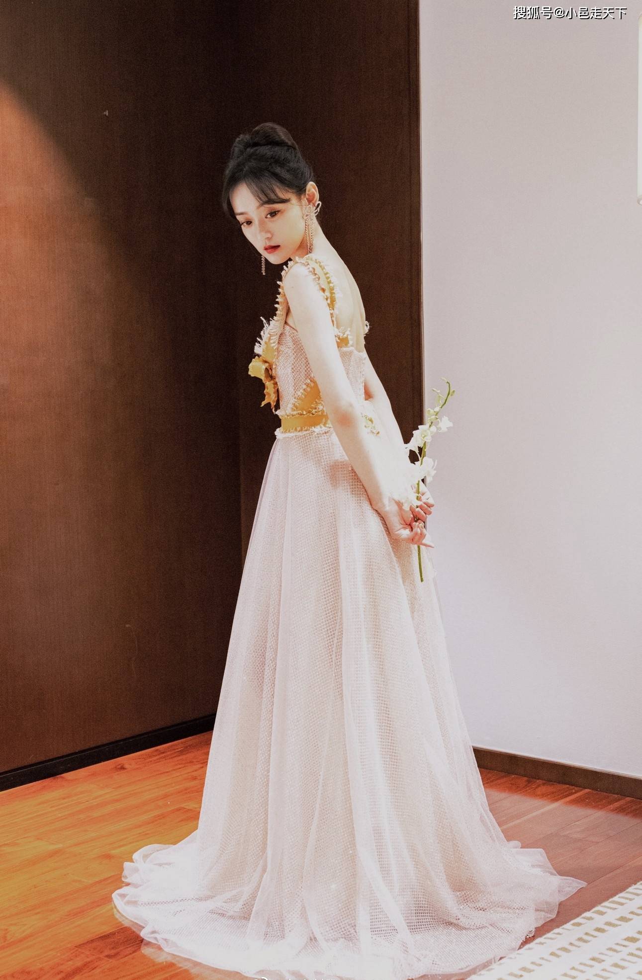 何泓姗白色长裙性感写真