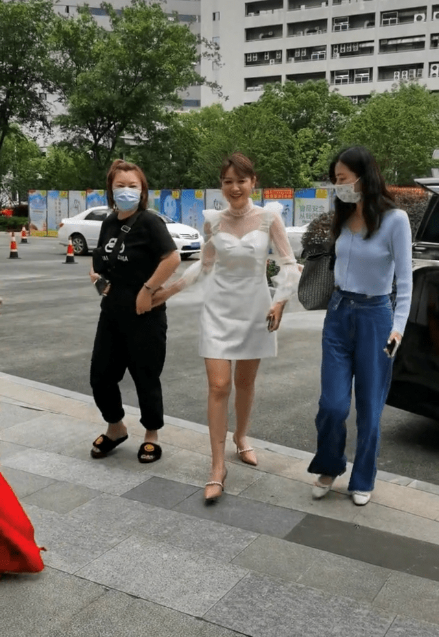 36岁叶一茜现身商演,身材走样疑怀三胎