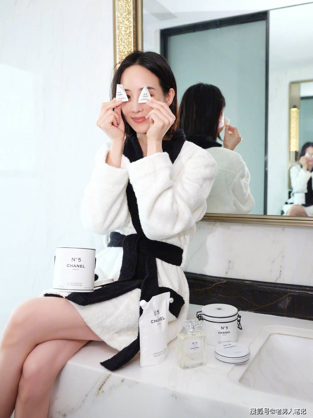 毒枭|张钧甯郊野露肩写真，清爽短发搭配白衬衣，温柔娇俏清新怡人