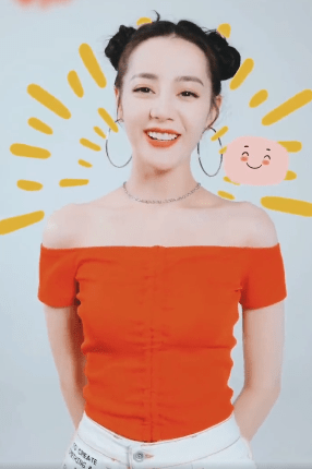 迪丽热巴穿露肩上衣显甜美 扎双丸子头笑容灿烂