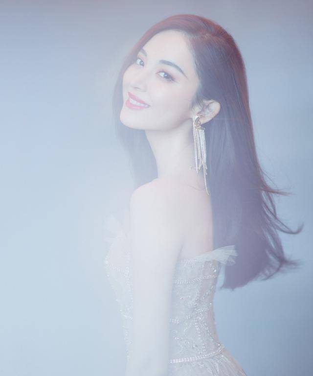 曲线美|迪丽热巴和古力娜扎，都搭配抹胸裙，终于明白女人身材的重要性了