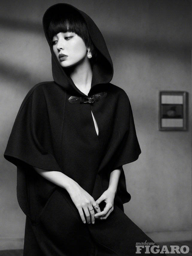 娜扎曝复古摩登大片,加入新东家之后进步太大,90花时尚感变高级