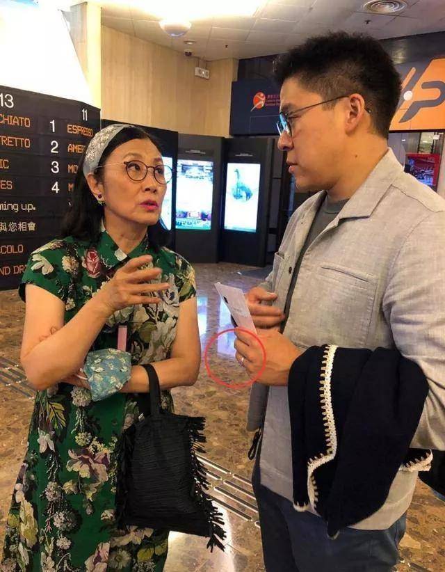 黑色|郭晶晶和老公秀恩爱,穿印花裙素颜出镜好低调,露趾凉鞋太抢镜