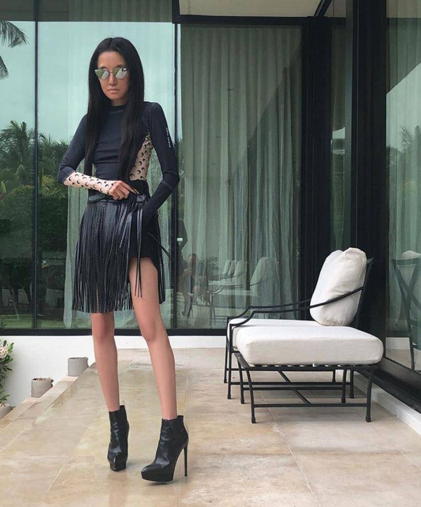 黑色|“婚纱女王”王薇薇不服老，“流苏裙”穿出少女样，一点不像70岁