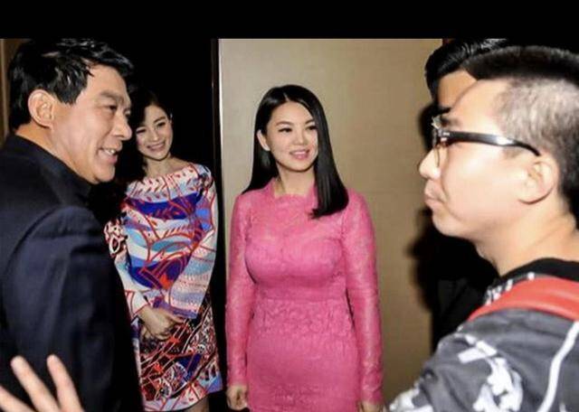 贵妇|44岁李湘穿衣真胆大，穿亮片玫红色连衣裙高贵大气，很有贵妇范