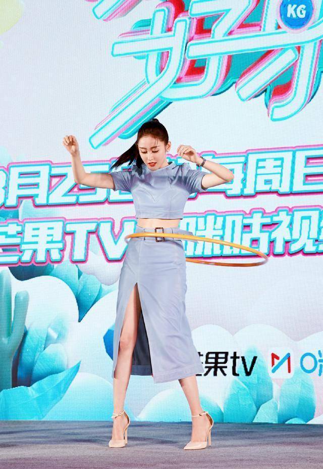 张天|林志玲婚后更大胆！穿吊带抹胸裙走红毯，开叉到大腿太撩人