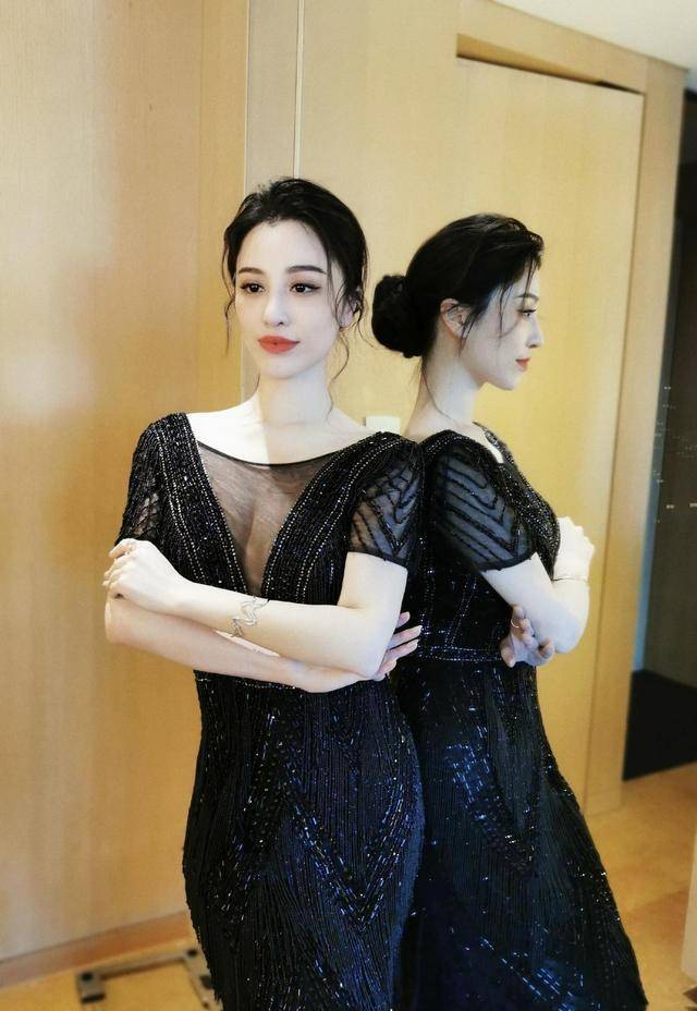 曲线|刘翔前妻葛天身材真好，黑色V领裙秀出迷人曲线，真让人羡慕