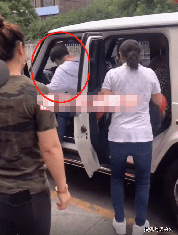 郭德纲|郭德纲和老婆开豪车下班，6岁儿子烫一头卷发，四肢壮实身高惊人