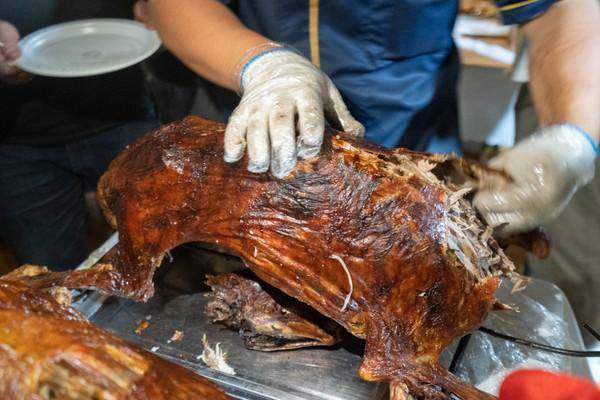 在沙漠腹地,一群人打造了专属于我们的江湖,围着篱火转圈烤火唱歌夜聊