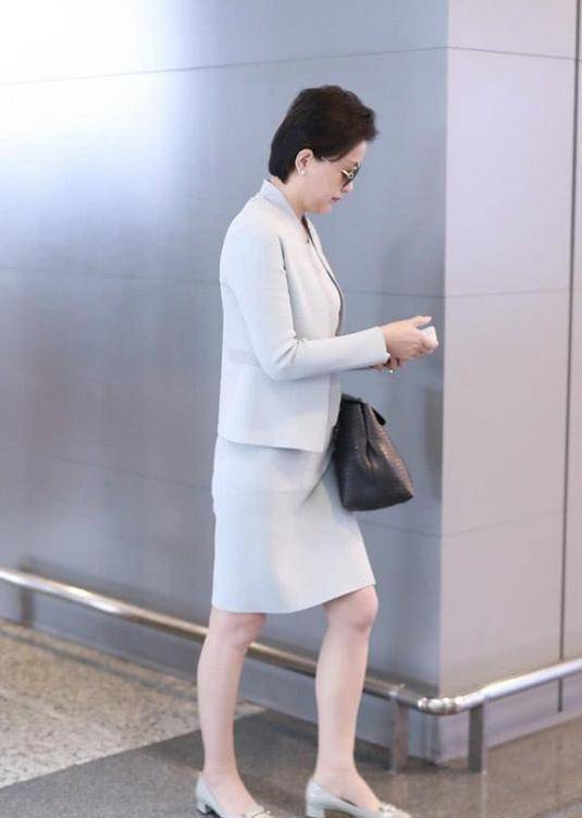 黑色|原来杨澜身材这么好!穿拼色收腰短裙配丝袜,成熟女人味挡不住