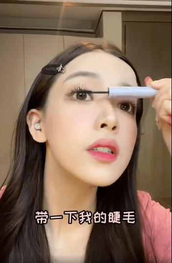 原创迅猛龙纯素颜出镜展示化妆过程素颜虽美但与浓妆差异巨大求粉丝不