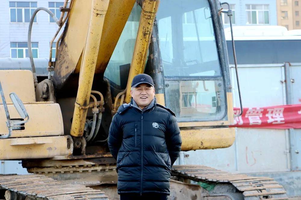 干市政搞城建,工程老板前后购买15台小松中挖!