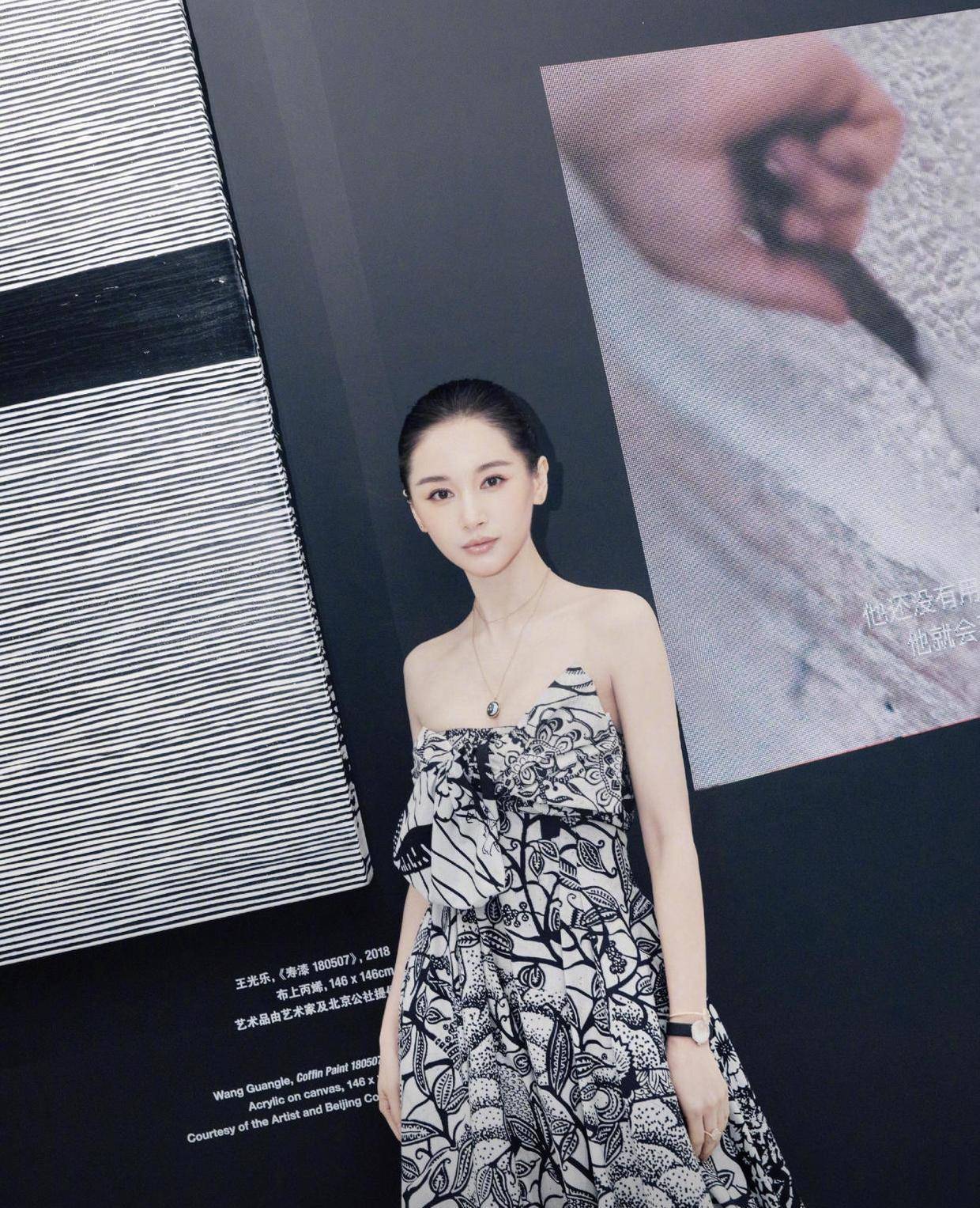 黑色|被王子文的“腰”惊艳了！穿一件黑色抹胸包臀裙，身材凹凸感十足