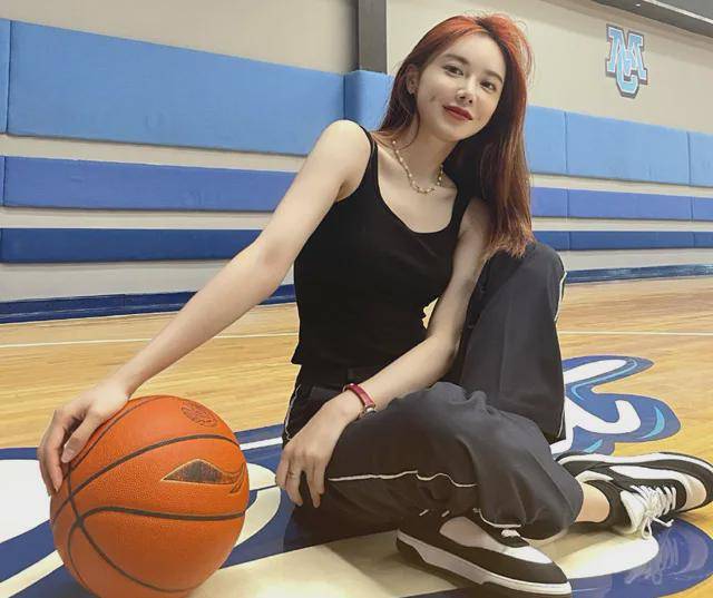最美詹密晒照,并发出约球邀请!球迷:有这般球伴我可打进nba_美娜