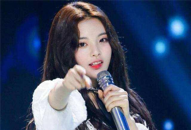 流量小花杨超越太会穿,绿色西装搭配碎花长裙,大长腿加分了