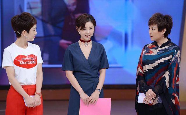 李小萌|辣妈李小萌太美了,穿荷叶边连衣裙配丸子头,少女气质藏不住