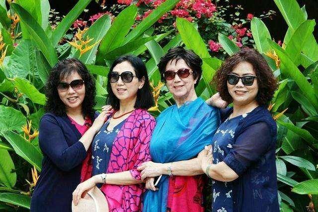 黑色|50岁女人夏天别穿连衣裙,显胖俗气!跟着陈数王菲穿阔腿裤超优雅