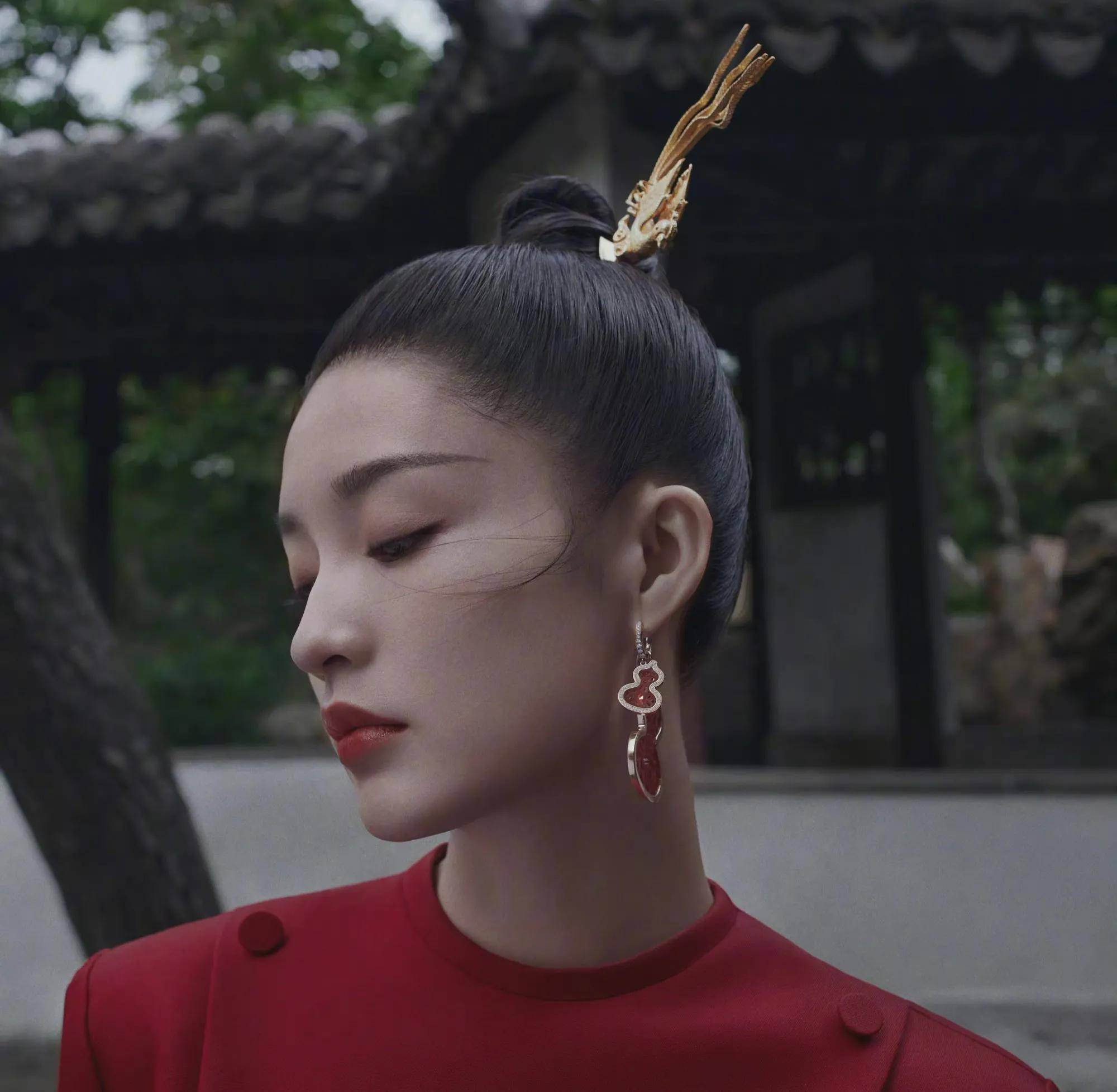 李沁:"我是中国姑娘,我骄傲".国风扮相太惊艳了,一袭红衣.